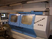Moderní CNC stroj